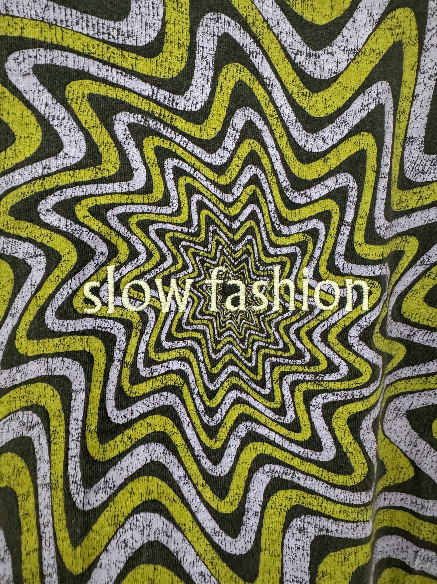 Slow Fashion Wavy Graphic Tee XS